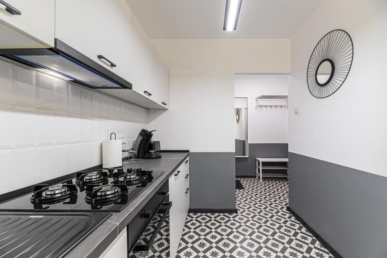 Travelers Hideout - Central Apartment Braşov Buitenkant foto