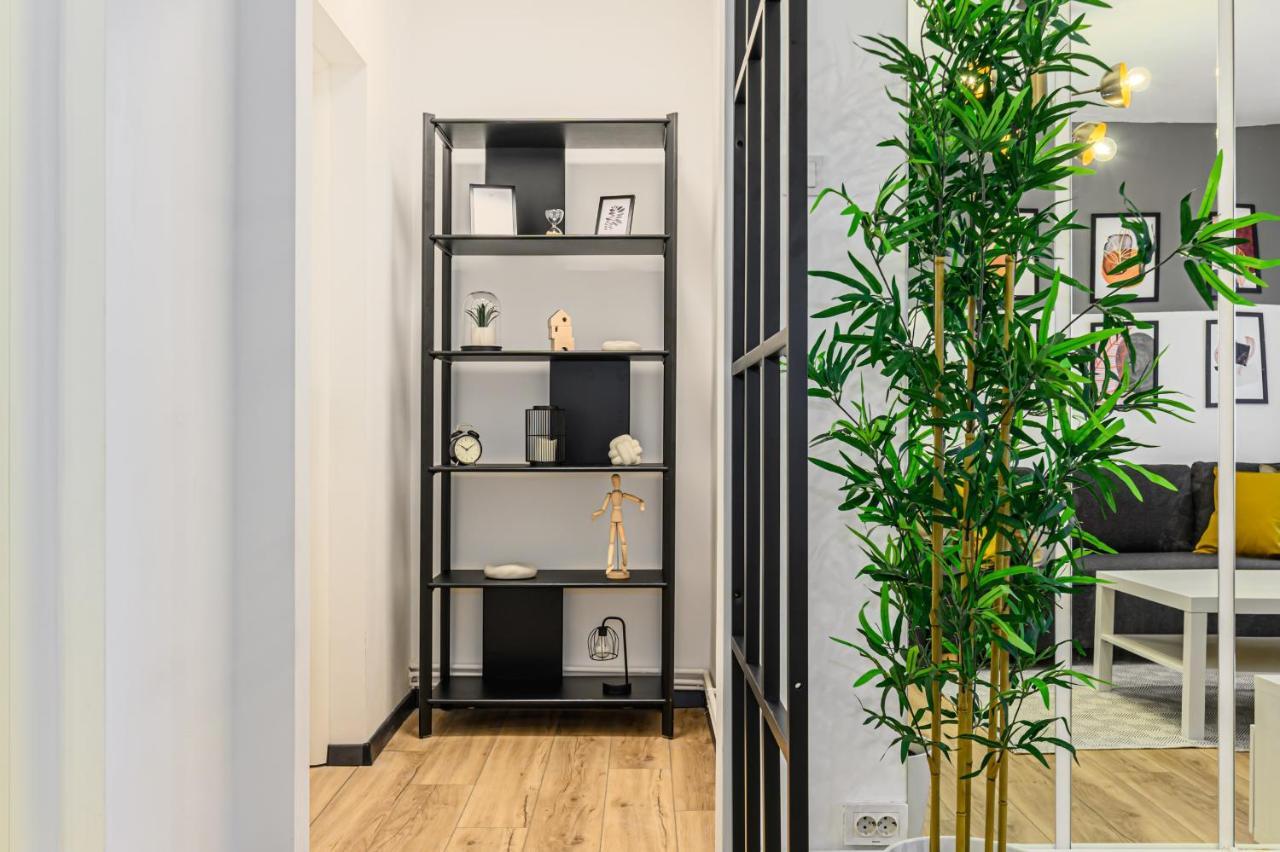 Travelers Hideout - Central Apartment Braşov Buitenkant foto